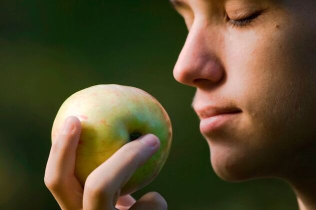 Oler una manzana, plátano o menta