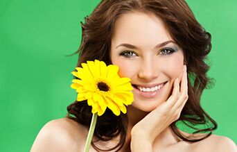 Chica con una flor