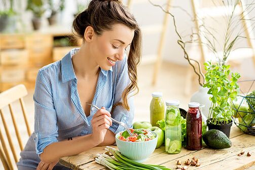 La niña come una ensalada